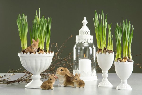 Vit urna/kruka/pokal på fot. Dekorerad med en vacker spets kant runt om. Finns i två storlekar. -Högre -Lägre För blommor eller