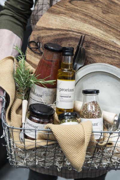 Stora nätade zink korgar med handtag. Rymlig modell som finns i tre storlekar. -Större -Mellan -Mindre Till förvaring inomhus so