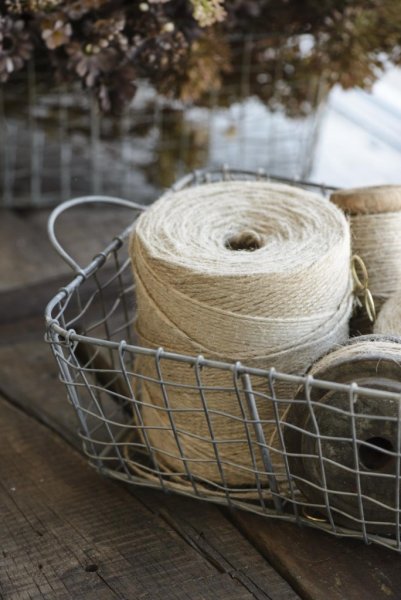 Stora nätade zink korgar med handtag. Rymlig modell som finns i tre storlekar. -Större -Mellan -Mindre Till förvaring inomhus so