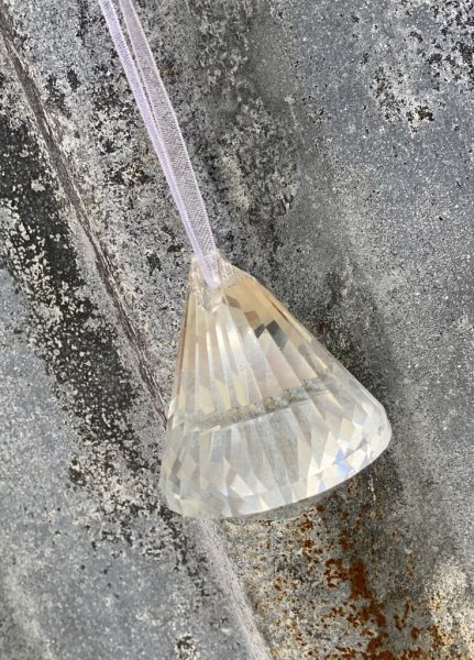 Vackert dekorerad prisma i glas. Med fina slipningar runt om som reflekterar vackert i solljus. Band upptill att hänga prisman