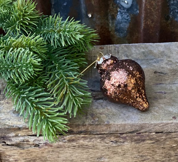 Vacker julgranskula dekorationskula i glitter antikt. Kurvig i modellen klädd med glittrande små paljetter i antik guld brunt. G