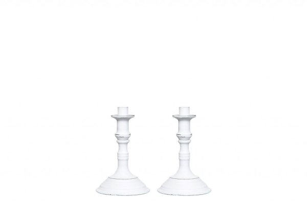 Vacker vit ljusstake i metall. Vitmålad med fabriks slitna svarta inslag i den vita ytan. Finns i tre olika storlekar -Högre -Me