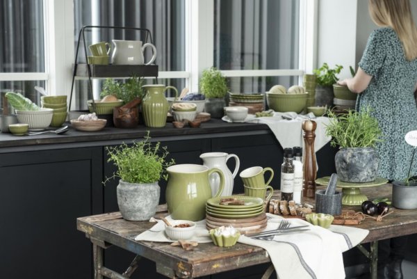 Mynte Tårtfat / kakfat på fot nyans Herbal Green. Tillverkad i stengods av hög kvalité. Se mer info i produkt kategorin ovan. H