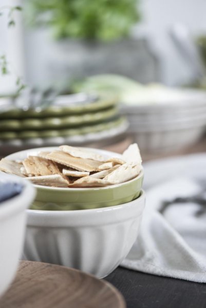 Mynte skål i nyans Herbal Green. Perfekt i storleken till frukosten, desserten eller plock skålar. Tillverkad i stengods av hög