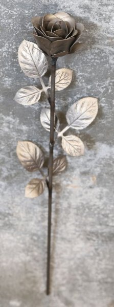 Zink ros snitt ros i järn och metall med lång stjälk många blad och detaljrik blomma. Handgjord svensktillverkad i levande mode