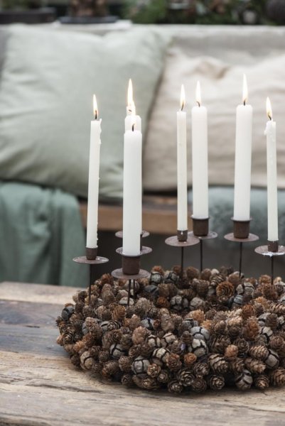 Hållare till ljus i rost. I modell att sticka ner i ett arrangemang av blommor eller ljus tex. Till vanliga ljus sk kronljus. Fr