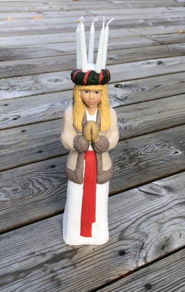 Lucia med ljus i håret att dekorera med. Designad av Erkers Marie Persson Leksand. Unik i sin stil och modell. Ett Svenskt hantv