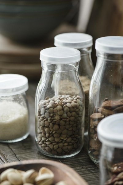 Glasburkar / flaskor i mindre i rund modell med plast lock. Snygg och praktisk modell för förvaring i hemmets alla rum. Finns i