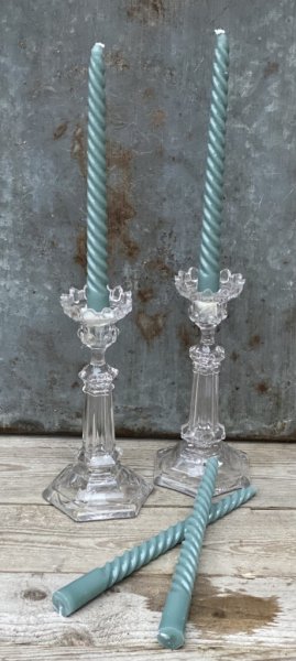 Vackra blanka skruvade ljus i grå nyans. Säljes i pack om 4st ljus 99% paraffin och 1% polyetylenvax varje ljus mäter 25cm med