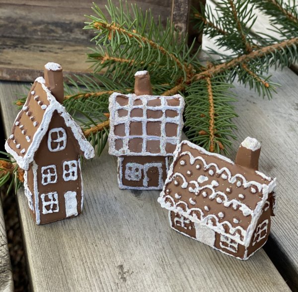 Konstgjort brunt pepparkakshus med vita detaljer och lätta glitter inslag. Finns i flera olika storlekar om modeller. -Litet Hö