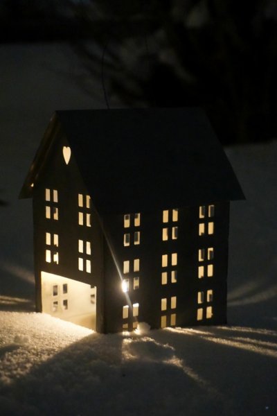 Zink hus för ljus och dekoration. Med öppning på en sida små fönster och ett hjärta under taknocken. Platt botten och ögla uppti