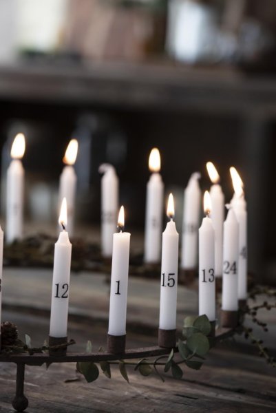 Ljusstake i rost, rund modell som står på fyra fötter med hållare för 24st ljus. Ljusstaken är för mindre ljus så kallade julgra