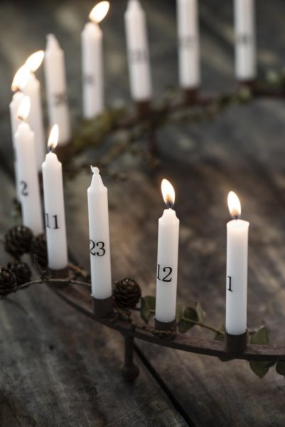Ljusstake i rost, rund modell som står på fyra fötter med hållare för 24st ljus. Ljusstaken är för mindre ljus så kallade julgra