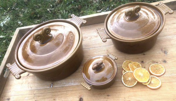Vacker och praktisk gryta CHEF från Miljögården. Går i en höst orange nyans och har handtag på sidorna samt lock. Finns i tre st
