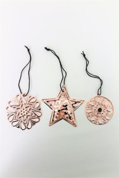 Vackert hänge i guld färgad plåt. Finns i tre olika modeller. -Stjärna -Rund -Rund med vågad kant Snöre till upphängning upptill
