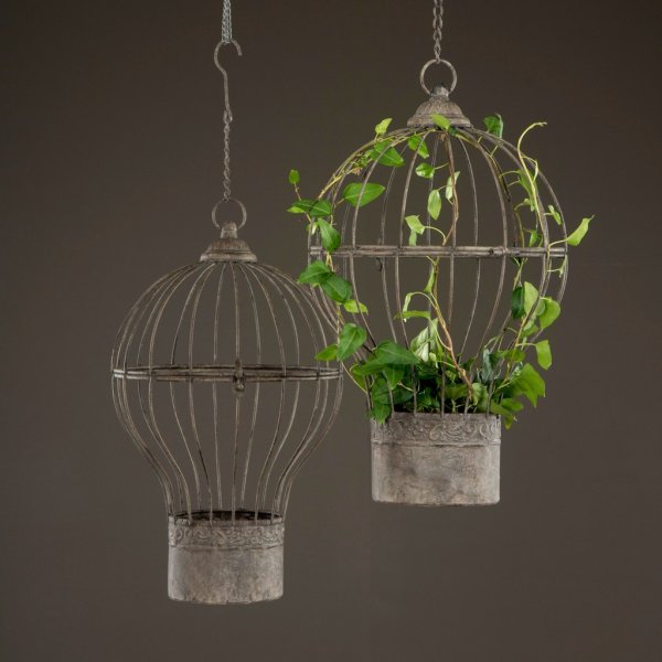 Fransk antik luftballong att hänga för plantering, förvaring och dekoration. Ruffigt, rostigt i antik stil. Stilfull och detalj