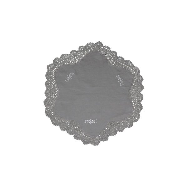 Vacker lantlig duk i rundad modell med spets inslag och broderier. Finns i två modeller/nyanser -Vit -Grå Passande som tex brödd