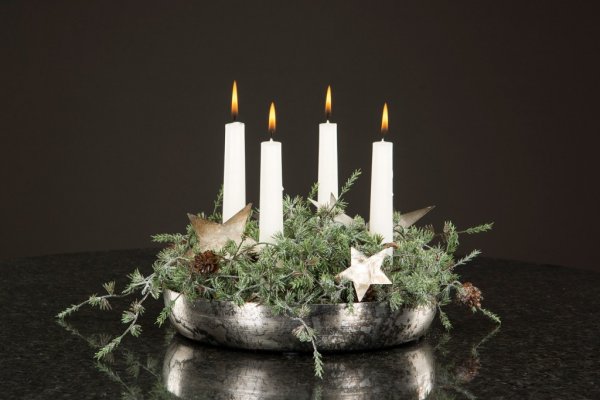 Ljusstake / adventsljusstake i skål modell. Passande att dekorera med tex mossa. Ljusstaken har hållare för fyra ljus (vanliga k