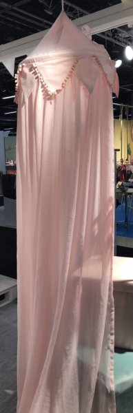 Vacker sänghimmel i tyg. Böljande modell med vacker bord runt om upptill med små tyg bollar. Sänghimmeln finns i tre nyanser -R