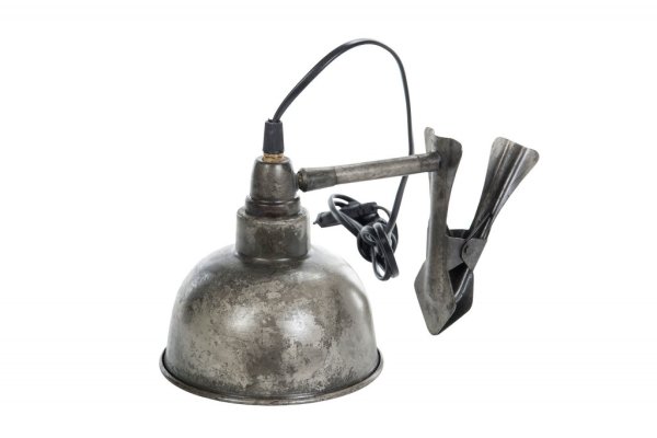 Ruffig snygg zink grå lampa i plåt/metall. I så kallad kläm modell med nypa att fästa lampan i. Perfekt att sätta som sänglampa