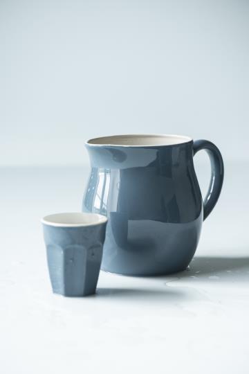 Mynte Cafe Latte kopp utan öra i vacker blå nyans Cornflower. Praktisk stapelbar modell som passar lika bra till kaffe och te so