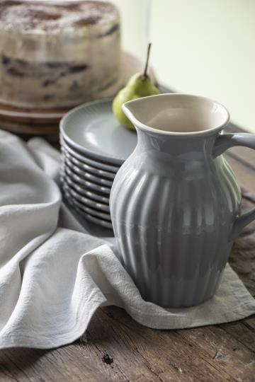 Mynte kanna / tillbringare med handtag i nyans French Grey. Tillverkad i stengods av hög kvalité. Se mer info i produkt kategori