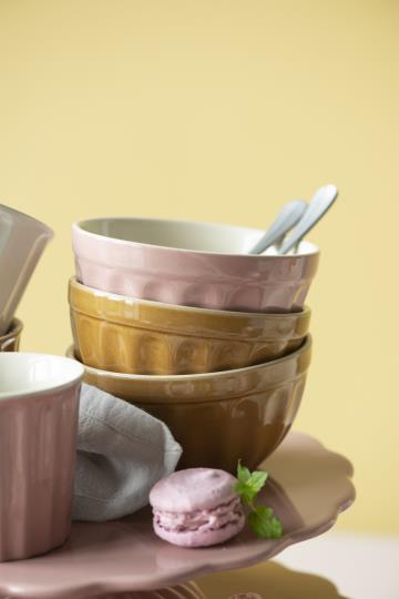 Mynte skål i nyans brun Mustard. Perfekt i storleken till frukosten, desserten eller plock skålar. Tillverkad i stengods av hög