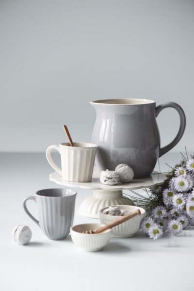 Mynte kopp med öra i nyans French Grey. Tillverkad i stengods av hög kvalité. Se mer info i produkt kategorin ovan. H: 10 Ø: 9,