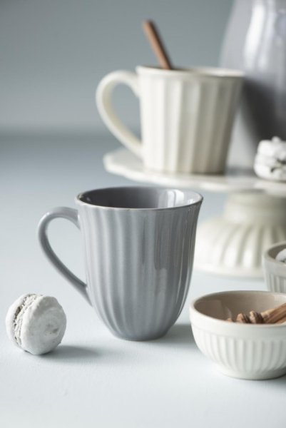 Mynte kopp med öra i nyans French Grey. Tillverkad i stengods av hög kvalité. Se mer info i produkt kategorin ovan. H: 10 Ø: 9,