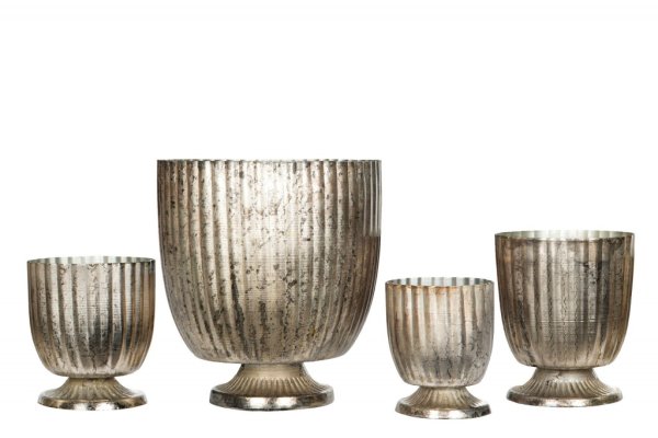 Kruka / skål på fot modell Rex Champagne. Vacker modell med vid lätt mönstrad kupa och låg fot nertill . Finns i flera olika sto