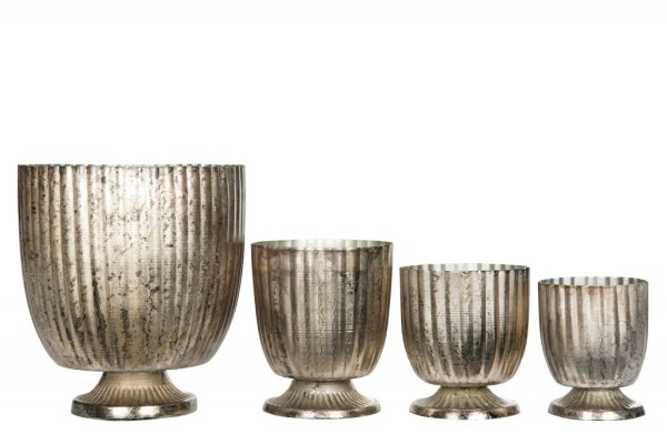 Kruka / skål på fot modell Rex Champagne. Vacker modell med vid lätt mönstrad kupa och låg fot nertill . Finns i flera olika sto