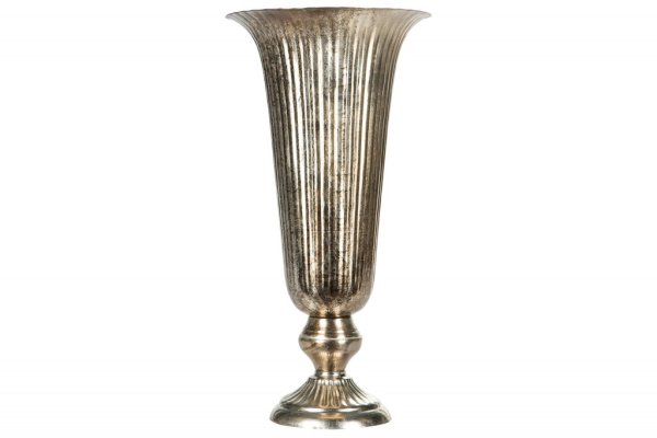 Vackra vaser/krukor/pokaler i antik stil. Stilfulla och eleganta i smäcker modell på fot. Går i en antik champagne färgad nyans.