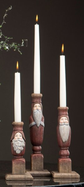 Vacker ljusstake med tomte i gammeldags modell. Går i mjuka nyanser av rött, vitt och natur. Finns i tre storlekar -Högre -Mella