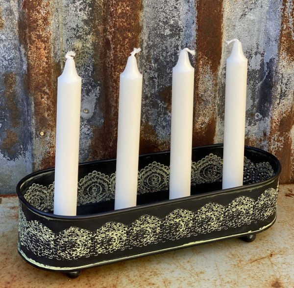 Ruffig och tidsbiten adventsljusstake i modell old gammeldags modell och stil. Går i svart skiftande i nyanserna tillverkad i me