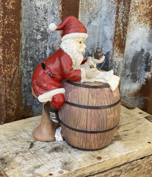 Vacker och detaljrik tomte Bengtsson i klassisk gammeldags modell. Röd och vit i mjuka färger och fina detaljer. Tomten Bengtsso
