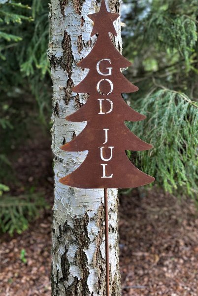 Rostig gran i metall med text GOD JUL. Att dekorera med inomhus om utomhus. Finna i två storlekar -Högre -Lägre Granen har en pi