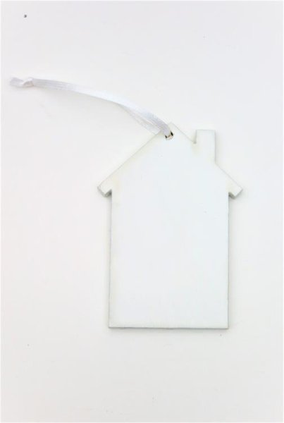 Vitt hus på snöre. I tags / skylt modell att sätta på paket eller hänga på en nyckel tex. Tillverkat i trä målad vit med vitt sn