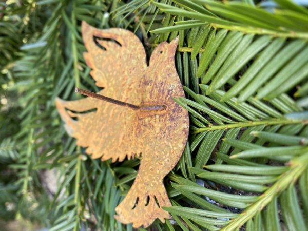Duva i rost. Med stick på baksidan så man kan sätta dom i en krans eller en blomster dekoration tex. Mäter ca 11cm 3cm pinne