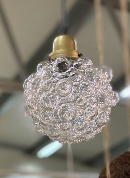 Vacker taklampa / fönsterlampa Bubbel i guld och glas. Takanslutning i matt lätt borstat antik guld. Skärm i glas rundat bubblig