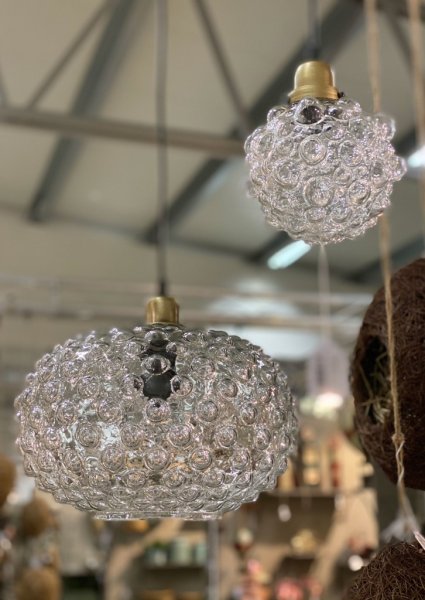 Vacker taklampa / fönsterlampa Bubbel i guld och glas. Takanslutning i matt lätt borstat antik guld. Skärm i glas rundat bubblig