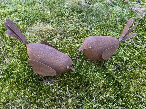 Fågel i rost att dekorera med inomhus som utomhus. Finns i två modeller -Huvudet upp -Huvudet ner Detaljrika och söta, passar li
