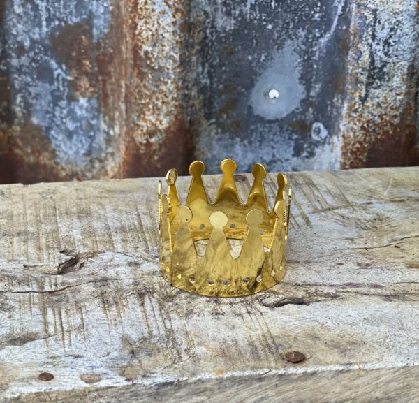 Servettringar i guld färgad metall. Formade som vackra prinsesskronor i rundad modell. Säljes i pack om fyra stycken. Lika fina