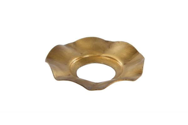 Vacker ljusmanschett för ljusstakar och kandelabrar. Går i en guld / mässings färgad nyans. Tillverkad i metall med lätt vågad k