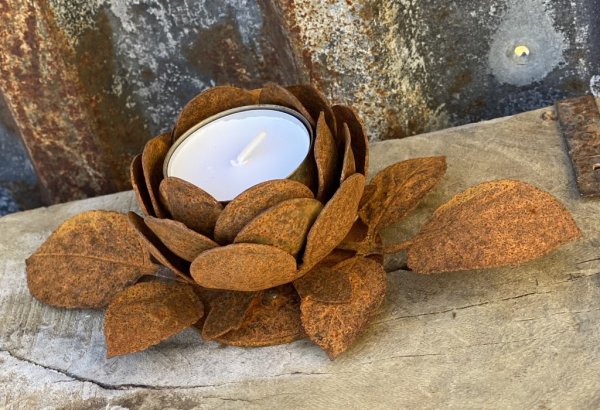 Vacker handgjord rost brun smides ros för värmeljus. En vacker ljuslykta som är lika fin enbart som dekoration. Men många detalj