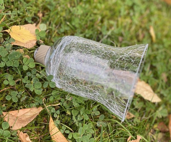 Glasklocka i gammeldags krackelerat glas. Att ha som komplement till ljusstaken / ljuskronan . Sätt klockan där du normalt har l