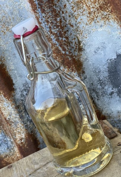 Flaska i glas med handtag och patentkork. I gammeldags modell och design. Passade till picknicken att ha kaffemjölken i eller at