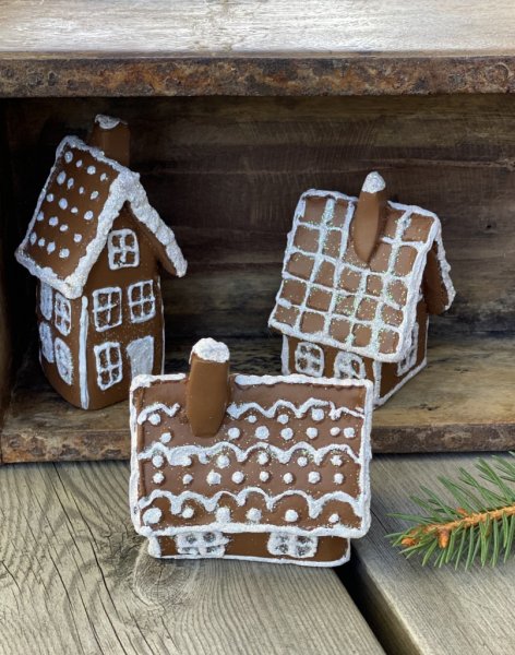Konstgjort brunt pepparkakshus med vita detaljer och lätta glitter inslag. Finns i flera olika storlekar om modeller. -Litet Hö