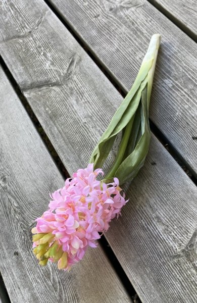 Rosa hyacint med gröna blad. Välarbetad och verklighetstrogen konstgjord modell. Lika fin ensam som tillsammans med flera i en v