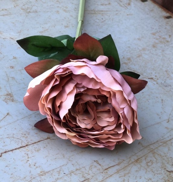 Pion i en mjuk gammeldags cream rosa nyans. En vacker och välarbetad konstgjord blomma med gröna blad. Att ha ensam i en vas ell