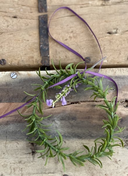 Lavendel hjärta i krans modell med lila band. I söt fin konstgjord modell. Mäter ca14cm utan band inräknat